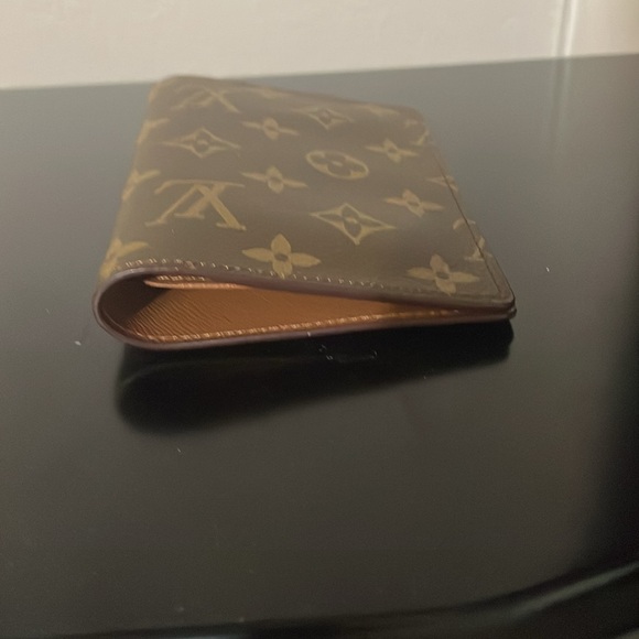 New Passport holder - Picture 9 of 10